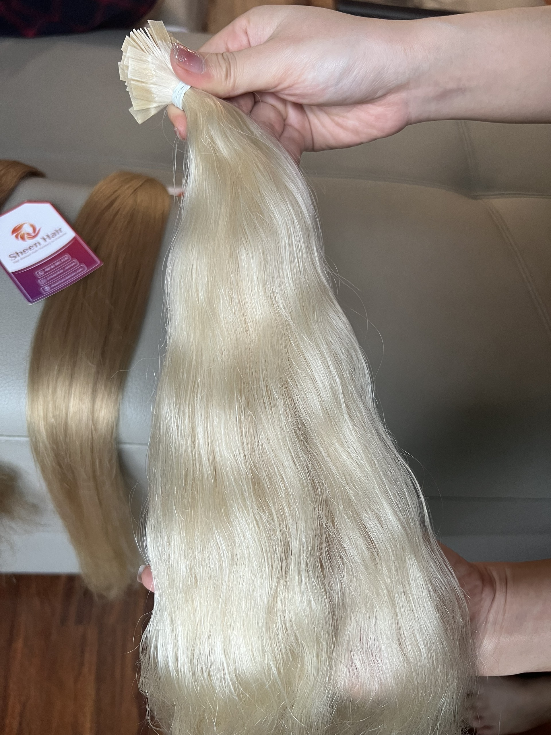 Flat-tip natural wavy blonde
